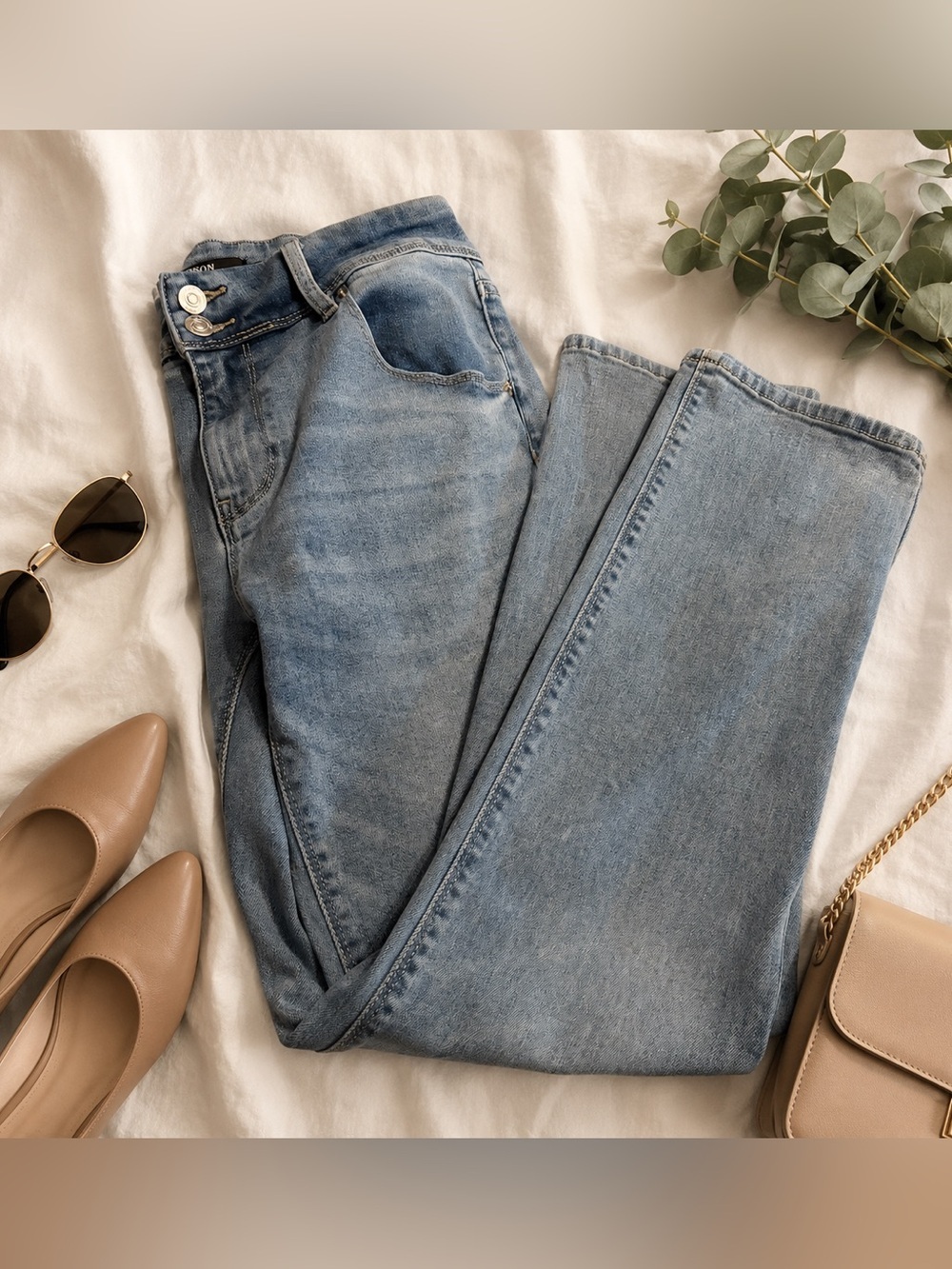 Hudson Collin Flap Crop Straight Leg Jeans Size 4 Light Wash Mid-rise EUC